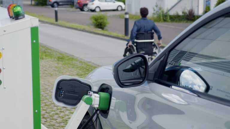 Ford sperimenta una stazione di ricarica robotizzata