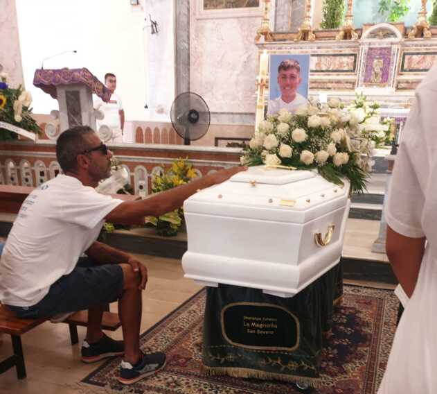 L’ultimo saluto a Francesco Pio: i funerali nella chiesa della Croce Santa