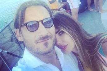 Galleria foto 'Francesco Totti e Ilary Blasi, l’addio ufficiale è trend mondiale su Twitter' - foto 1