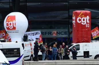 Galleria foto 'Francia, aeroporto Parigi in tilt: bloccato un bagaglio su due' - foto 1