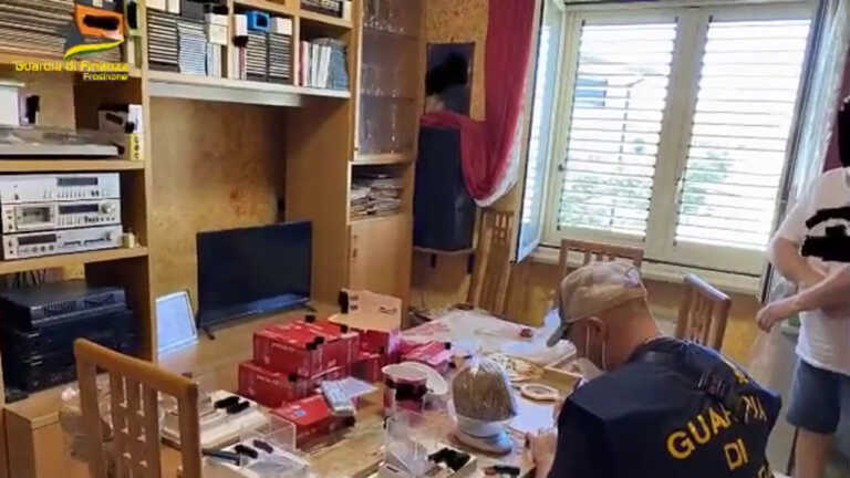 Galleria foto 'Frosinone, Scoperti due laboratori abusivi per lavorazione sigarette' - foto 1