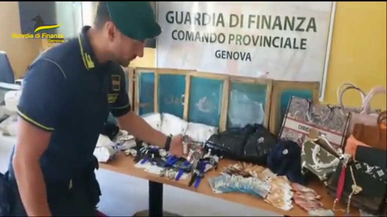 Galleria foto 'Genova, scoperto un laboratorio della contraffazione' - foto 1