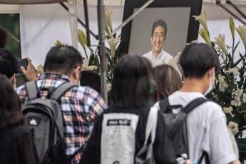 Galleria foto 'Giappone, folla piange Shinzo Abe: oggi i funerali' - foto 1