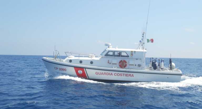 Bari, sfreccia vicino alla costa con la moto d’acqua: multato 32enne