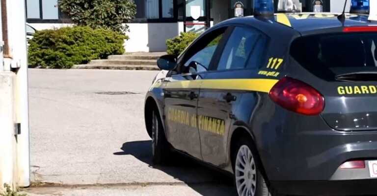 «Copia le borse di Valentino»: modelli sequestrati a società barese