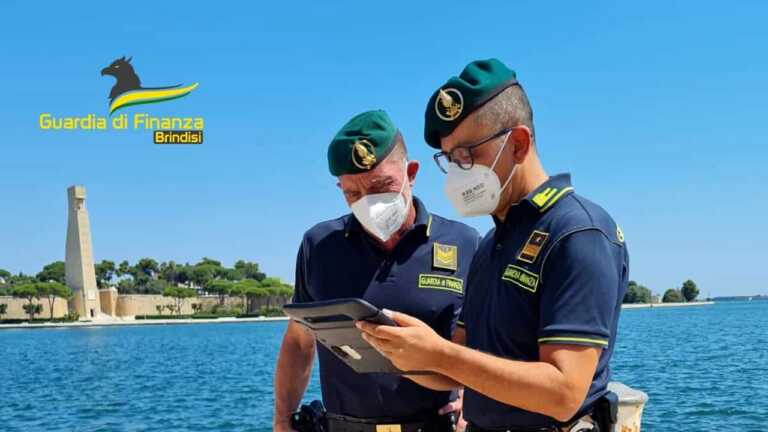 Brindisi, controlli a tappeto della Guardia di finanza: sequestrati 2.100 prodotti illegali