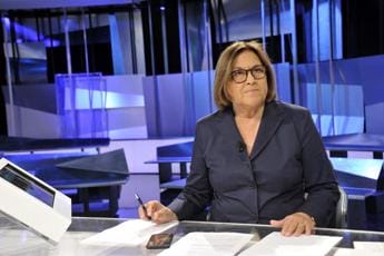 Galleria foto '“Ha gli occhi azzurri delle razze superiori”, bufera social su Annunziata – Video' - foto 1