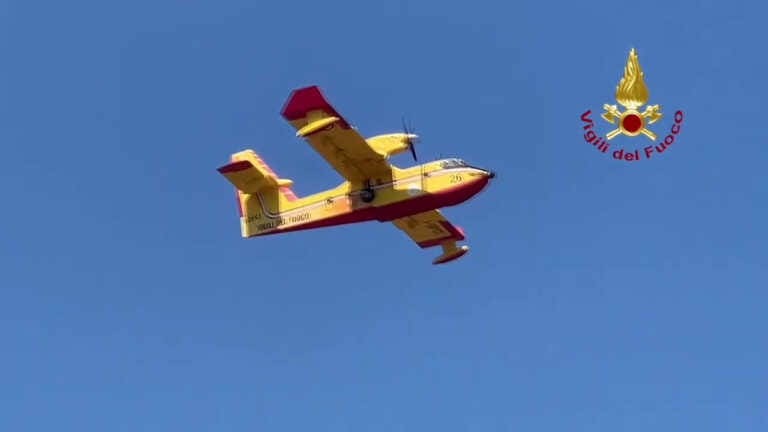 In fiamme Montalbano Jonico, incendio a ridosso del centro abitato: in arrivo un canadair