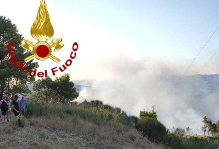 Caldo e fiamme nel Materano: roghi attivi da diverse ore