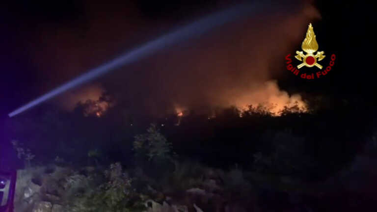 Galleria foto 'Incendi nel goriziano, evacuate 200 persone' - foto 1