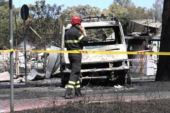 Galleria foto 'Incendi Roma, a Centocelle “valori diossine superiori ai limiti”' - foto 1