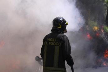 Galleria foto 'Incendio a Napoli, in fiamme la collina di Posillipo' - foto 1