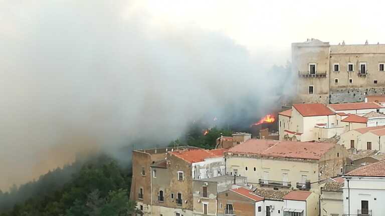 La Puglia brucia da Nord a Sud: ad Ascoli Satriano evacuate alcune abitazioni – VIDEO