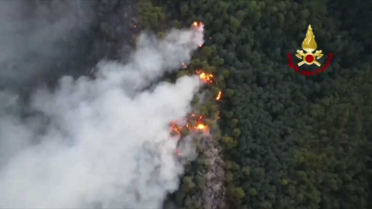 Galleria foto 'Incendio Massarosa: Bruciati 560 ettari, in arrivo altro Canadair' - foto 1