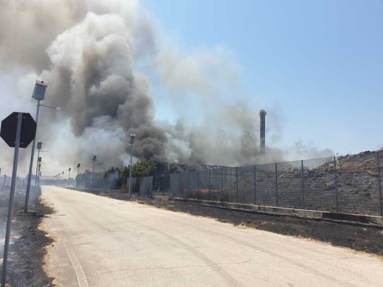 Molfetta, incendio nell’ex parco divertimenti Miragica: fumo invade statale 16