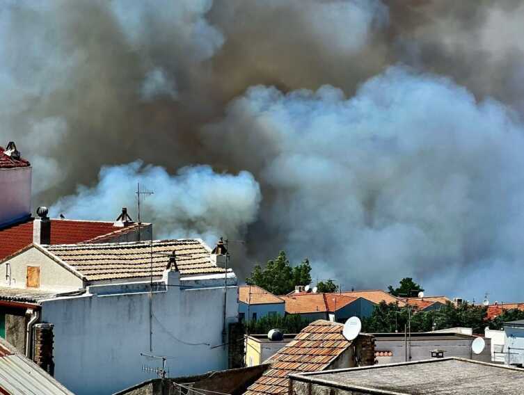 Pisticci: il fuoco si avvicina alle case. Evacuate 150 persone