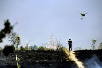 Galleria foto 'Incendio Roma, aperta inchiesta per rogo colposo' - foto 1