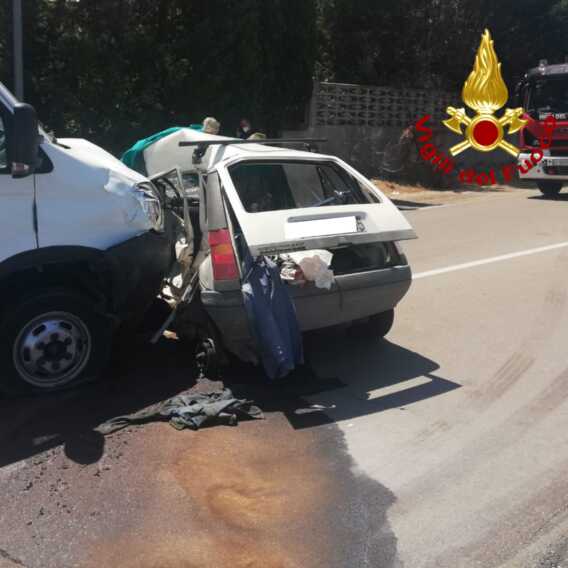 Furgone travolge auto a Maglie: morto un 59enne