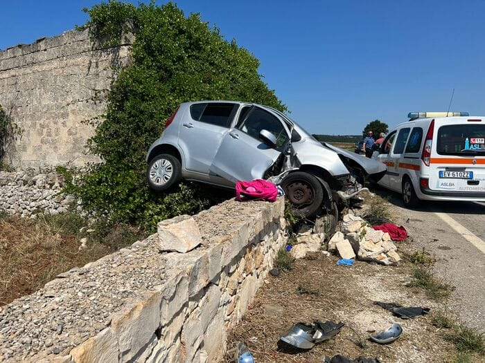 Galleria foto 'Incidente sulla Putignano-Alberobello: morti i nonni, grave nipotina di 7 anni' - foto 1