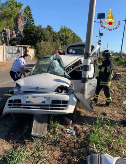 Galleria foto 'Finisce contro un palo e resta incastrato nell’auto: lievi ferite per un 62enne' - foto 1