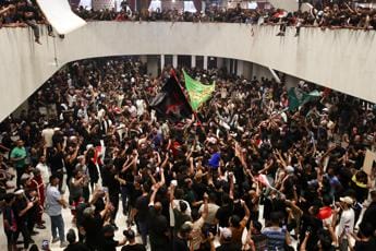 Galleria foto 'Iraq, manifestanti prendono d’assalto il Parlamento' - foto 1