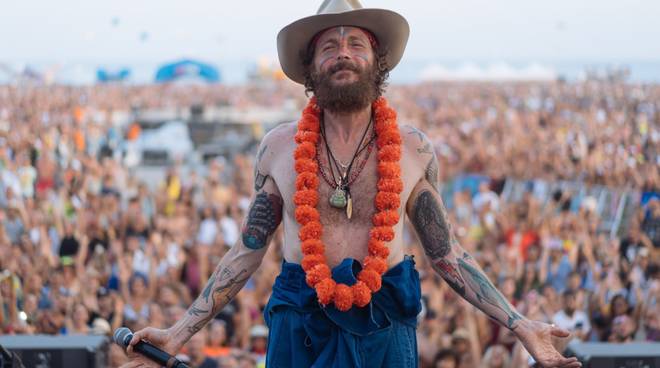 Jovanotti, migliaia tra grandi e piccini in coda dalla mattina per assistere allo show