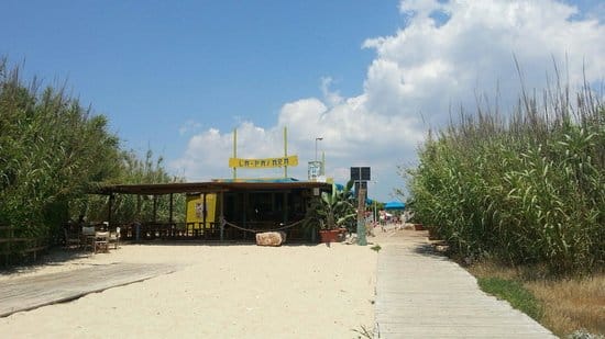 Galleria foto 'Incendio distrugge stabilimento balneare a Salve: indagano i carabinieri' - foto 1