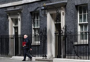 Galleria foto 'La resistenza di Johnson, sempre più solo a Downing Street' - foto 1