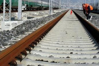 Galleria foto 'La Spezia, caldo deforma binario: deraglia un locomotore' - foto 1