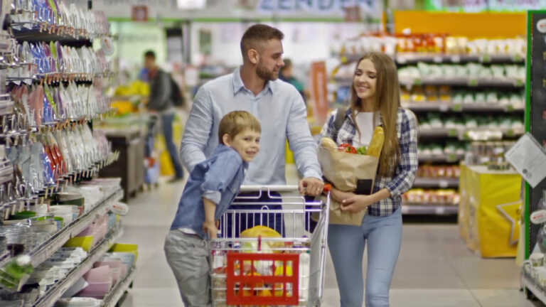 Galleria foto 'L’inflazione “mangia” i consumi, record di spese obbligate' - foto 1