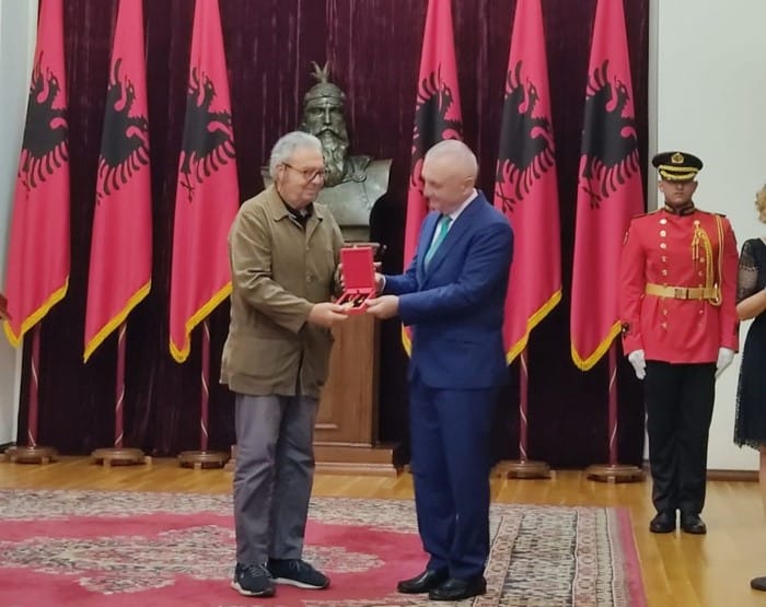 L’editore salentino Livio Muci premiato dal presidente albanese Meta