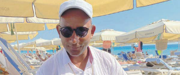 Galleria foto 'Malik, l’ambulante in spiaggia col pos: «Lo uso da tre anni»' - foto 1