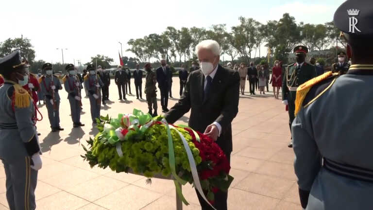 Galleria foto 'Mozambico, Mattarella depone corona di fiori al Monumento agli Eroi' - foto 1