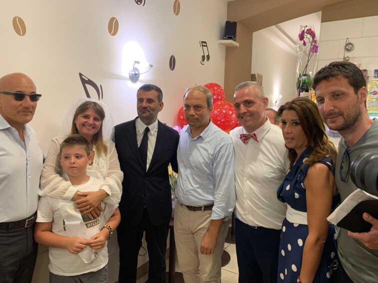 Galleria foto 'Festa a Bari: nozze d’argento per i titolari del Mozart Caffè e offrono ai clienti – VIDEO' - foto 4