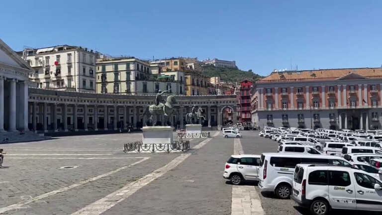 Galleria foto 'Napoli, sciopero taxi, centinaia di auto occupano piazza Plebiscito' - foto 1