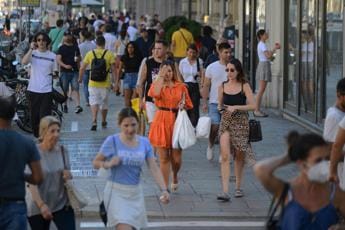 Galleria foto 'Omicron 5, Crisanti: “Non è uno scherzo, sbagliato dire che è più leggera”' - foto 1