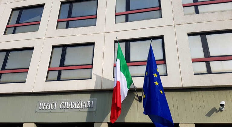 Dopo il blitz, gli insospettabili pusher in silenzio davanti al gip