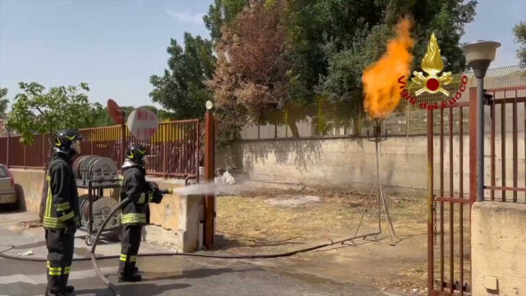 Galleria foto 'Palermo, fuga di gas da un serbatoio. Intervengono i vigili del fuoco' - foto 1