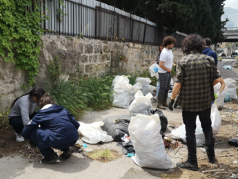 Galleria foto 'Palermo, Hryo pulisce angoli degradati di Monte Pellegrino' - foto 1