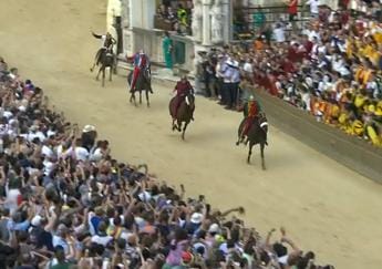 Galleria foto 'Palio di Siena 2022, vince il Drago' - foto 1