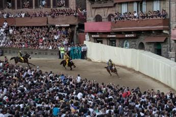 Galleria foto 'Palio di Siena, escluse le Contrade Civetta e Istrice' - foto 1