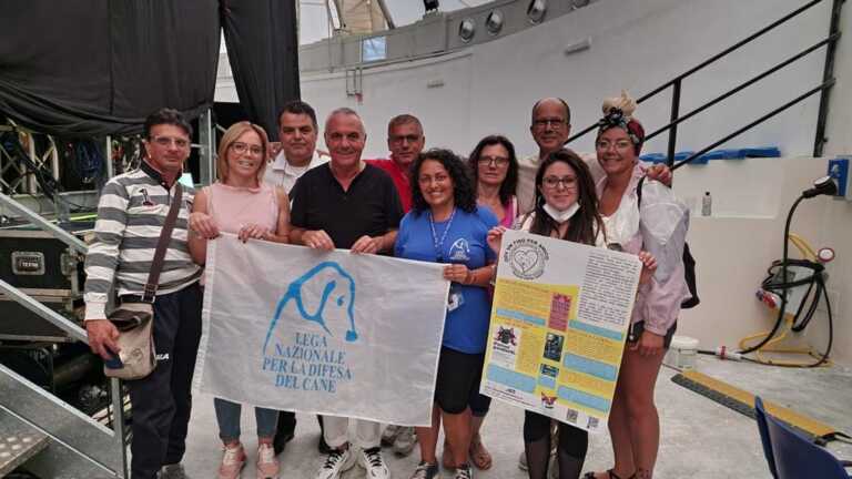 Giorgio Panariello a Vico del Gargano con i volontari animalisti
