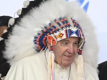 Galleria foto 'Papa Bergoglio ‘indiano’, si fa mettere il copricapo tradizionale' - foto 1