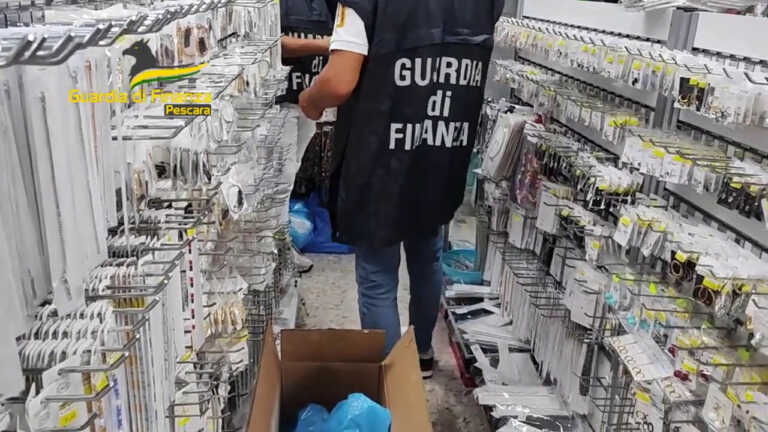 Galleria foto 'Pescara, Gdf sequestra 50mila pezzi bigiotteria contraffatta' - foto 1