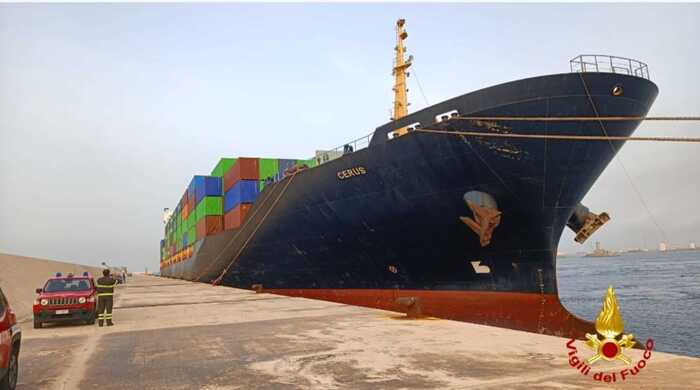 Portacontainer a Brindisi dopo l’incendio: non ci sono sostanze pericolose a bordo