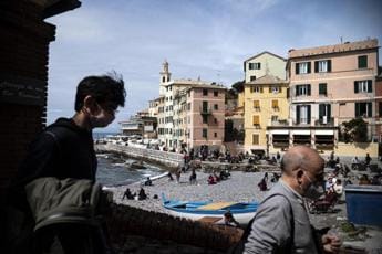 Galleria foto 'Pregliasco: “Mascherine d’estate? Sempre pronte all’uso”' - foto 1