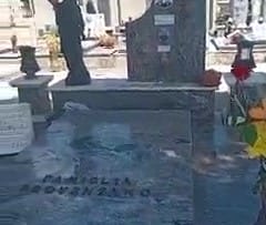 Foggia, “omaggio” sulle tombe di Riina e Provenzano: immagini virali sul web