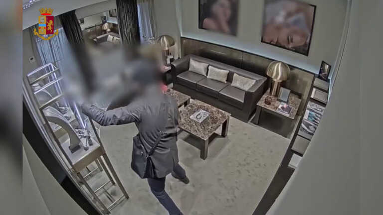 Galleria foto 'Rapine in gioiellerie nel centro di Milano, tre fermati' - foto 1