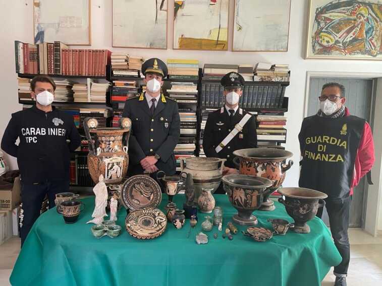 Galleria foto 'Bitonto, maxi sequestro di beni culturali dopo la morte del collezionista' - foto 1