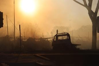 Galleria foto 'Roma, domato l’incendio. Vigili del Fuoco: “Situazione sotto controllo”' - foto 1